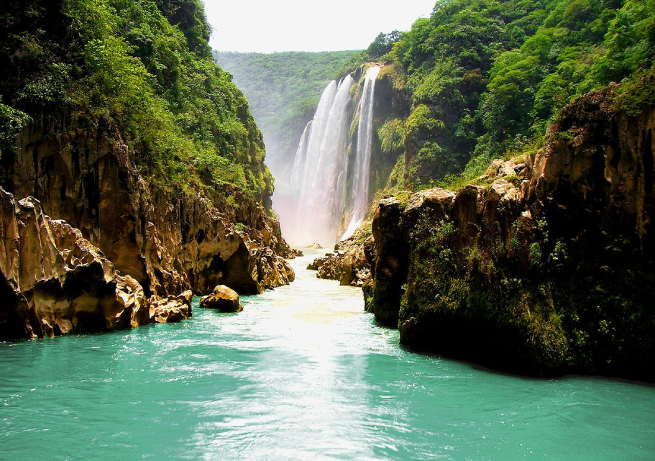 Con una caída de agua de 105 metros y un ancho que puede llegar hasta los 300 metros en temporada de lluvias, Tamul es la cascada más alta de San Luis Potosí