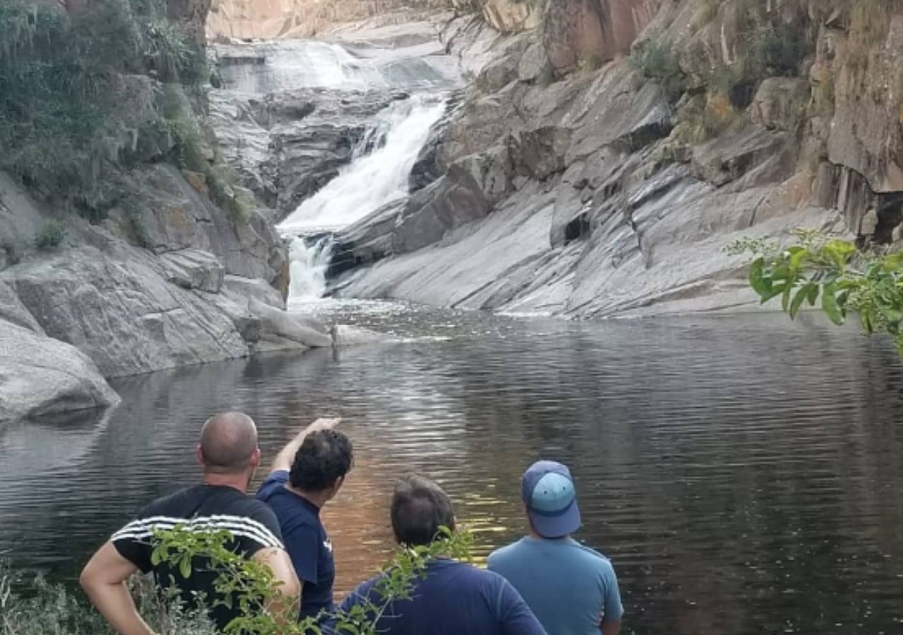 Así es la cascada con toboganes en una playa de arena blanca que esconde  las Sierras de Córdoba