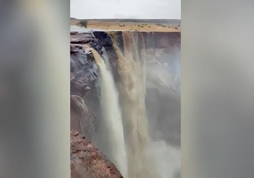 Aparecen grandes cascadas en pleno desierto de Arabia: el espectacular efecto de las lluvias torrenciales en Al-Ula