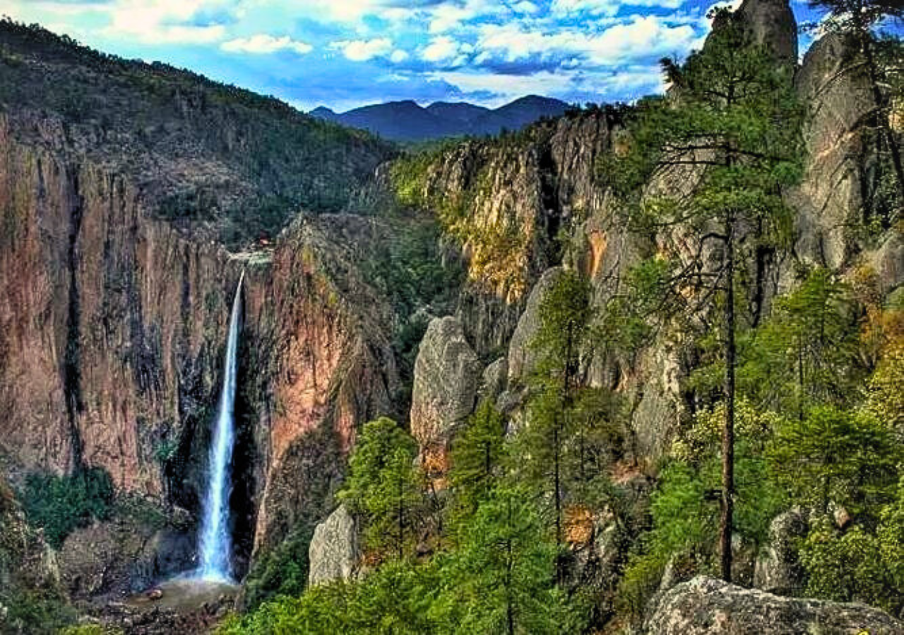 La cascada Piedra Volada es una de las de caída más alta en todo México, y aumenta su caudal considerablemente durante septiembre. Imagen tomada de Gobierto del Estado de Chihuahua.