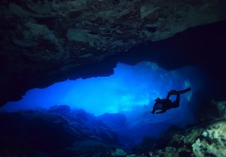 Extraño caso: un hombre desarrolla un extraño síndrome tras bucear en una cueva