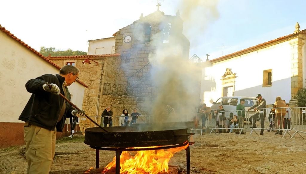Magusto de Famalicão da Serra Entre castanhas assadas e jeropiga, Famalicão da Serra mantém viva uma tradição serrana. Foto: aldeiasdemontanha.pt