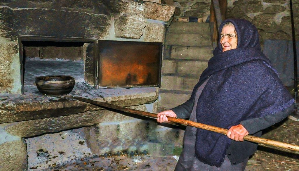 Noite das Caçoilas, Sabugueiro, Seia Preparar as caçoilas na aldeia do Sabugueiro exige tempo, saber e práticas transmitidas de geração em geração. Foto: aldeiasdemontanha.pt