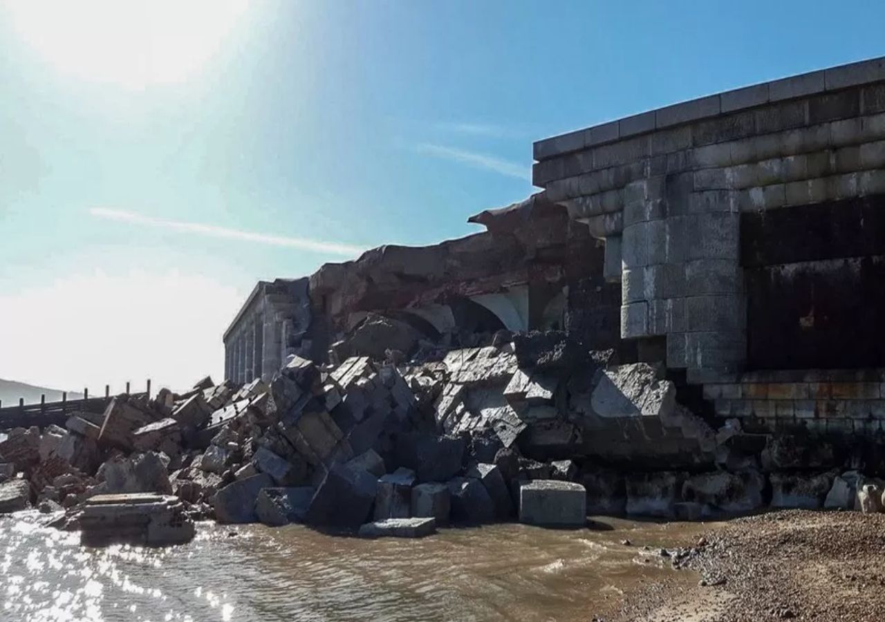 Uma secção do Hurst Castle em Hampshire colapsou em fevereiro de 2021. Fonte: Renoufdesign