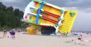 Castillo hinchable volando y arrastrado por el aire