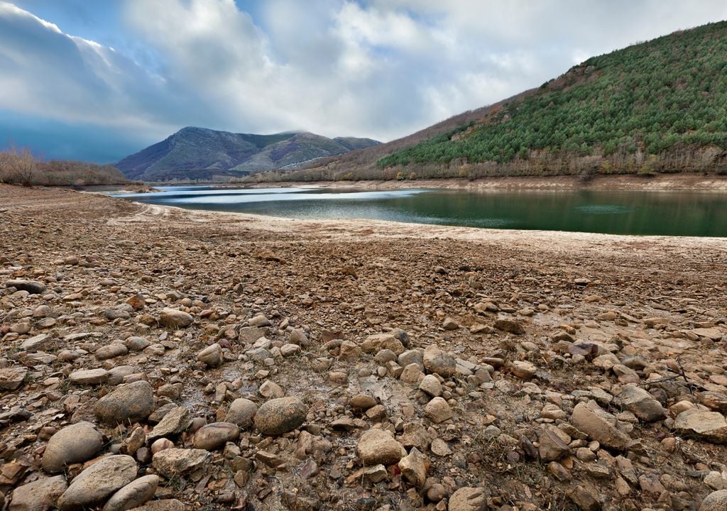 Embalse medio vacío Embalse medio vacío