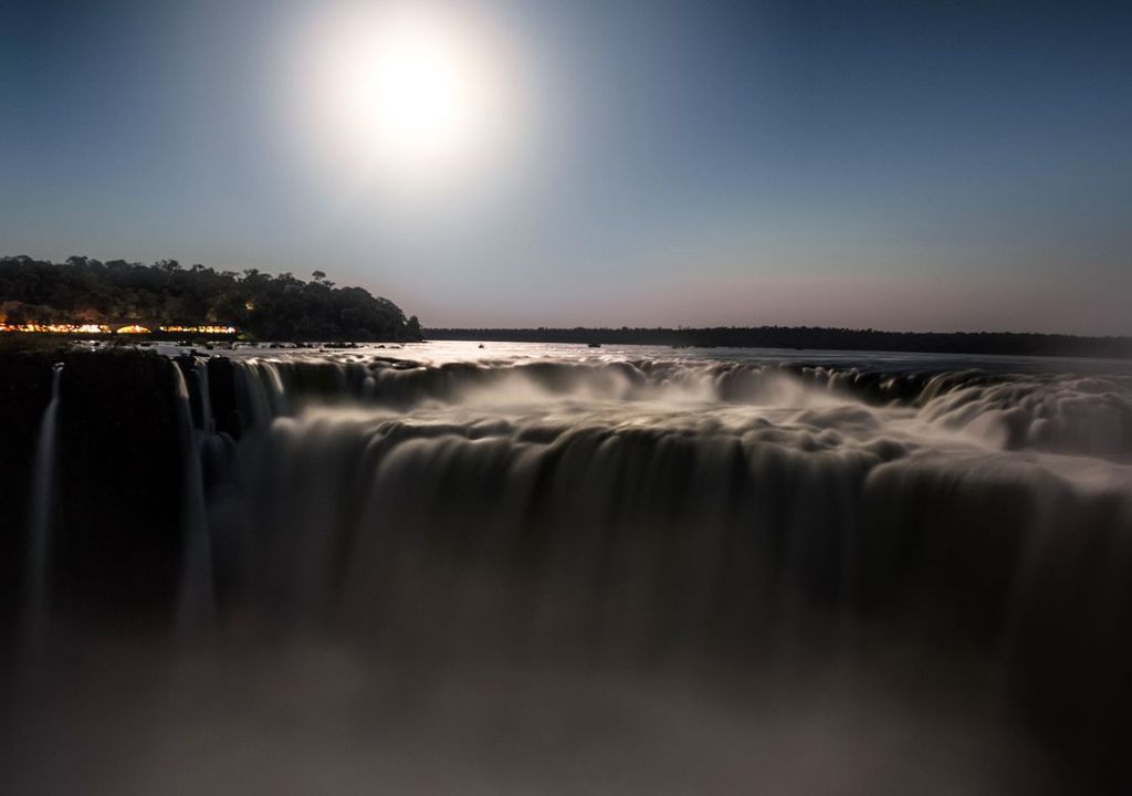 Paseo de Luna Llena en Cataratas del Iguazú Paseo de Luna Llena en Cataratas del Iguazú