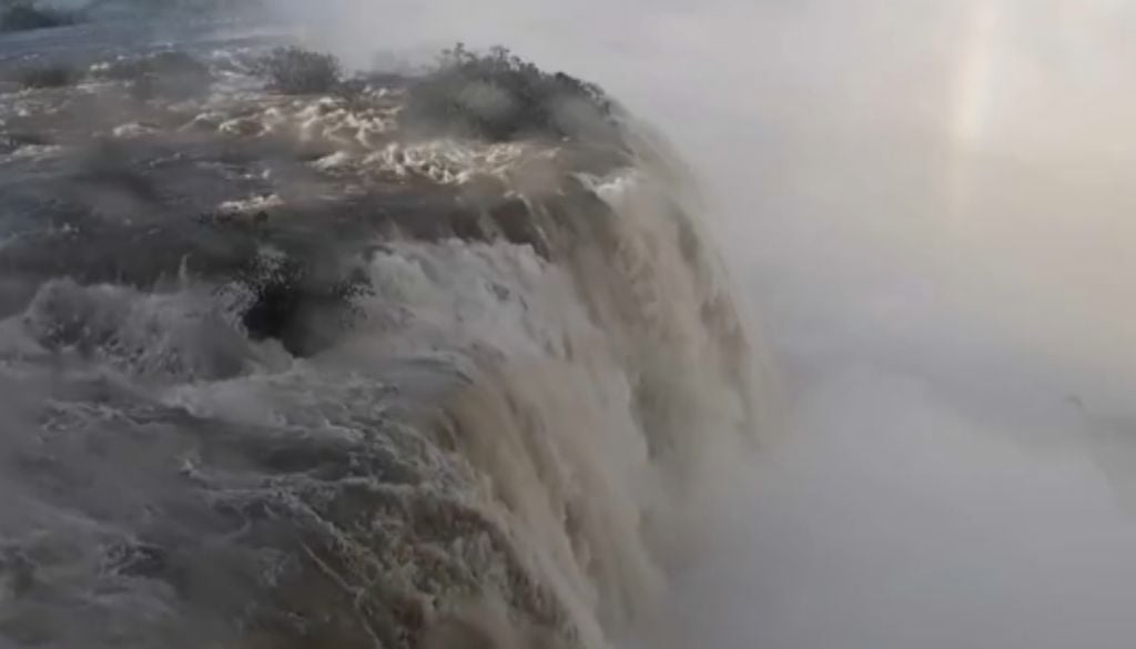 Vazão das Cataratas do Iguaçu ultrapassou 8 milhões de litros de água por segundo. Foto: RPC Vazão das Cataratas do Iguaçu ultrapassou 8 milhões de litros de água por segundo. Foto: RPC