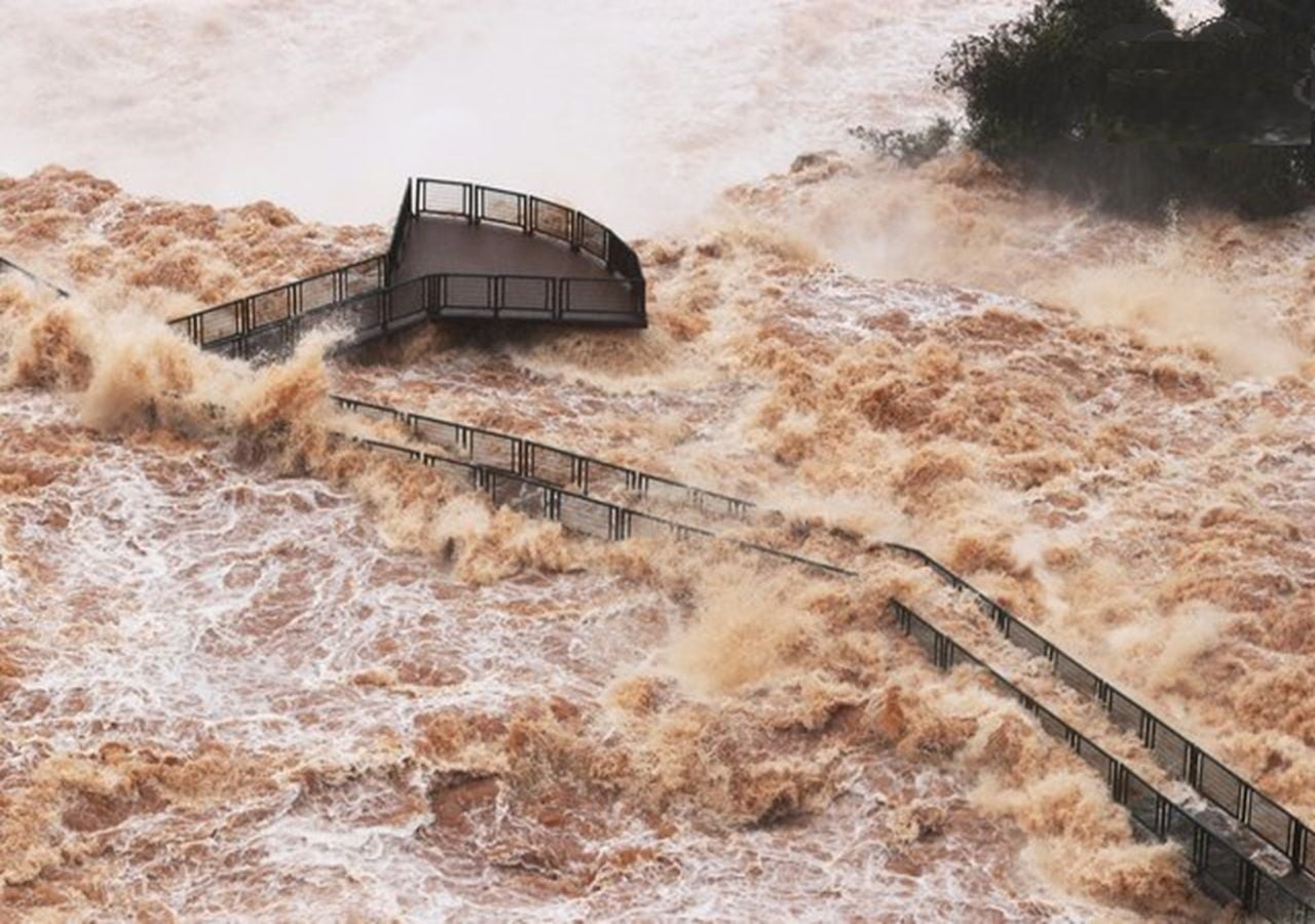 Cataratas del Iguazú: anunciaron la reconstrucción de las pasarelas de la Garganta del Diablo después de la gran crecida. Foto: EFE.