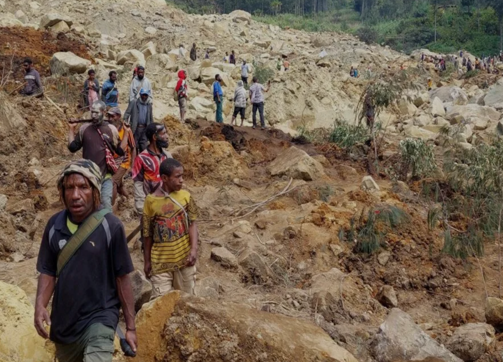 Course contre la montre pour retrouver des survivants dans le glissement de terrain en Papouasie-Nouvelle-Guinée !