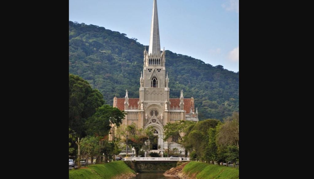 Erguida no Império e finalizada na República a bela catedral de Petrópolis impressiona com traços franceses e guarda restos mortais da corte imperial. Foto: Diocese de Petrópolis Erguida no Império e finalizada na República a bela catedral de Petrópolis impressiona com traços franceses e guarda restos mortais da corte imperial. Foto: Diocese de Petrópolis