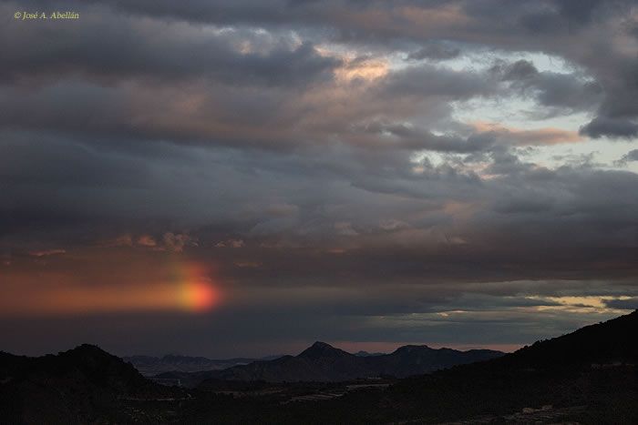 José A. Abellán La tarde ha sido perfecta para terminar viendo arco iris por mi zona, el interior de Murcia (Cieza): Cielos nubosos, con claros, y formación de chubascos aislados.Saludos.