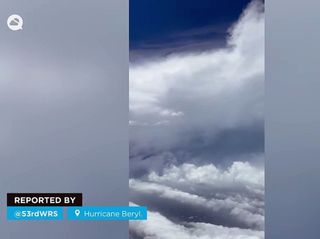 Los aviones caza huracanes se adentran en el ojo del poderoso Huracán Beryl