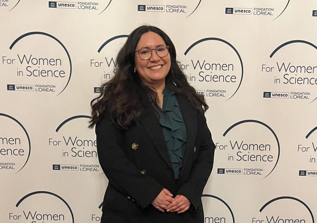 Pía Cortés El programa L’Oréal-UNESCO For Women in Science, que premió a Pía Cortés con una beca de 25 mil libras esterlinas, reconoce la excelencia científica y el potencial de cinco investigadoras en etapas iniciales. Créditos imagen: Universidad de Chile.