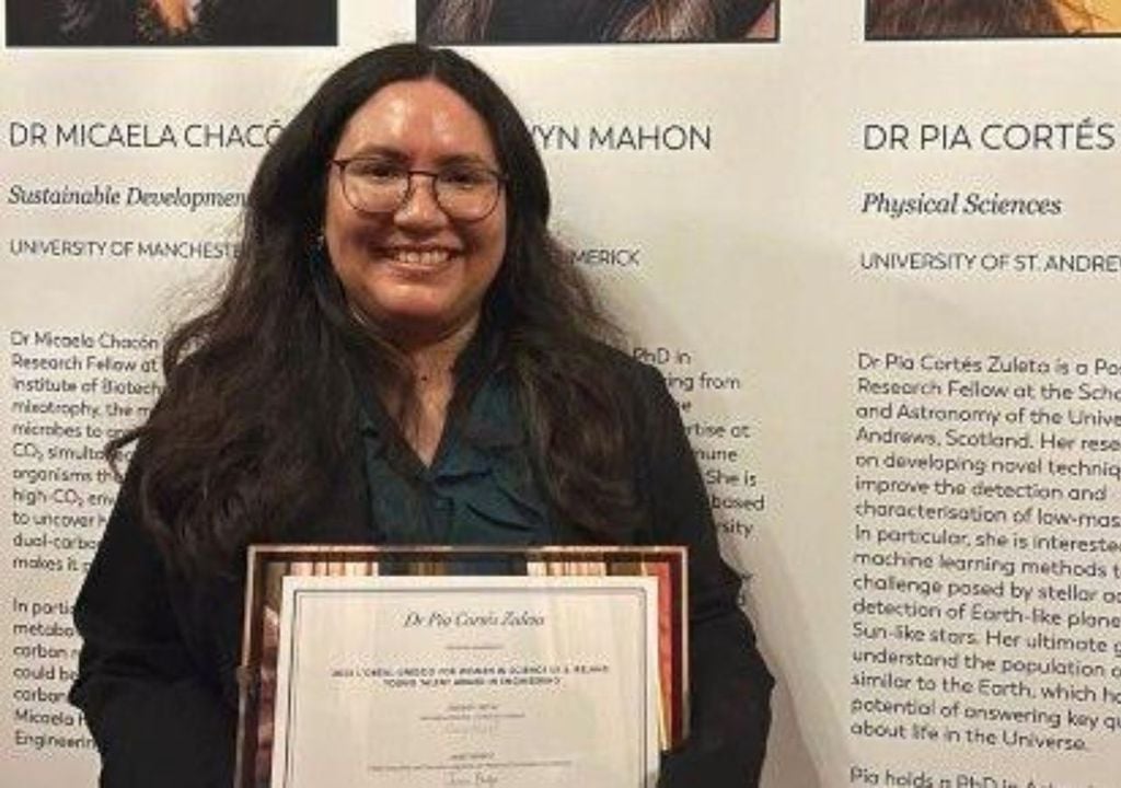 Pía Cortés El camino a este reconocimiento internacional comenzó en Santiago. Pía Cortés es exalumna del Departamento de Astronomía (DAS) de la Facultad de Ciencias Físicas y Matemáticas de la Universidad de Chile, donde realizó su pregrado y magíster. Créditos imagen: Universidad de Chile.