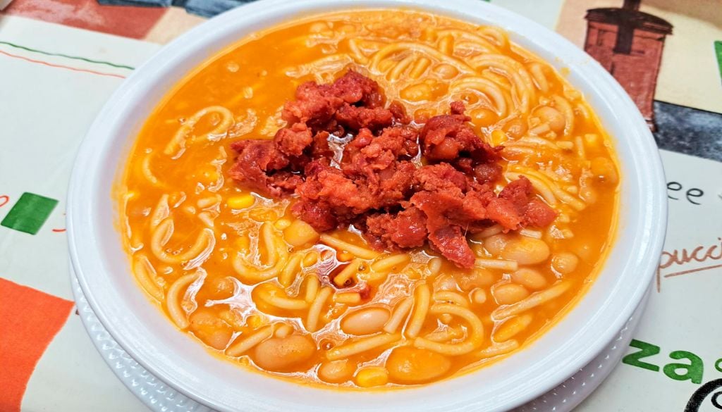 porotos con rienda Un match perfecto: los porotos con rienda junto a unas ricas longanizas. A veces también puede llevar huevo encima. Imagen: Carolina Aliaga