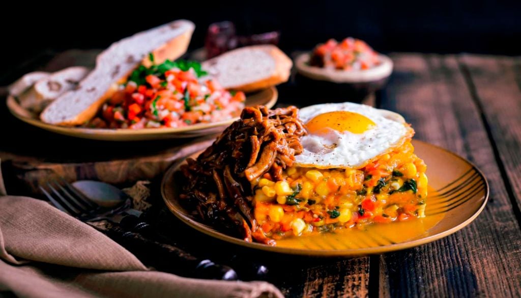 charquicán El nombre Charquicán proviene del quechua charquikanka, que significa "revoltijo o guiso con charqui". Imagen: @fotografia__gastronomica
