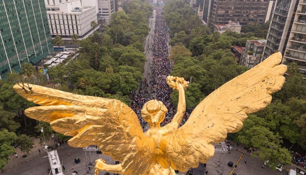 Reportes oficiales hablan de más de 30 mil personas e incluso cifras que superan los 70 mil aficionados entusiastas. Reportes oficiales hablan de más de 30 mil personas e incluso cifras que superan los 70 mil aficionados entusiastas. Fotografía de la Secretaria de Turismo de la CDMX.
