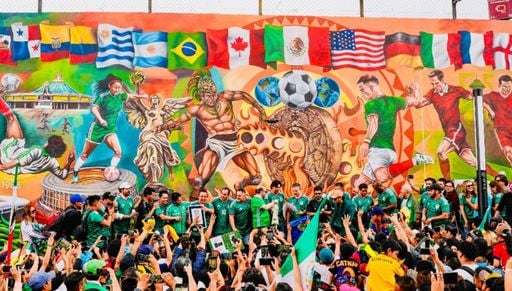 &iexcl;CDMX rompe R&eacute;cord Guinness con el mural hist&oacute;rico de f&uacute;tbol m&aacute;s grande del mundo pintado a pincel!