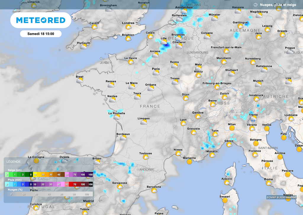Les éclaircies vont persister bien qu'un risque de quelques intempéries soient localement présentes notamment vers les frontières du nord-est d'ici la fin de journée de ce samedi.