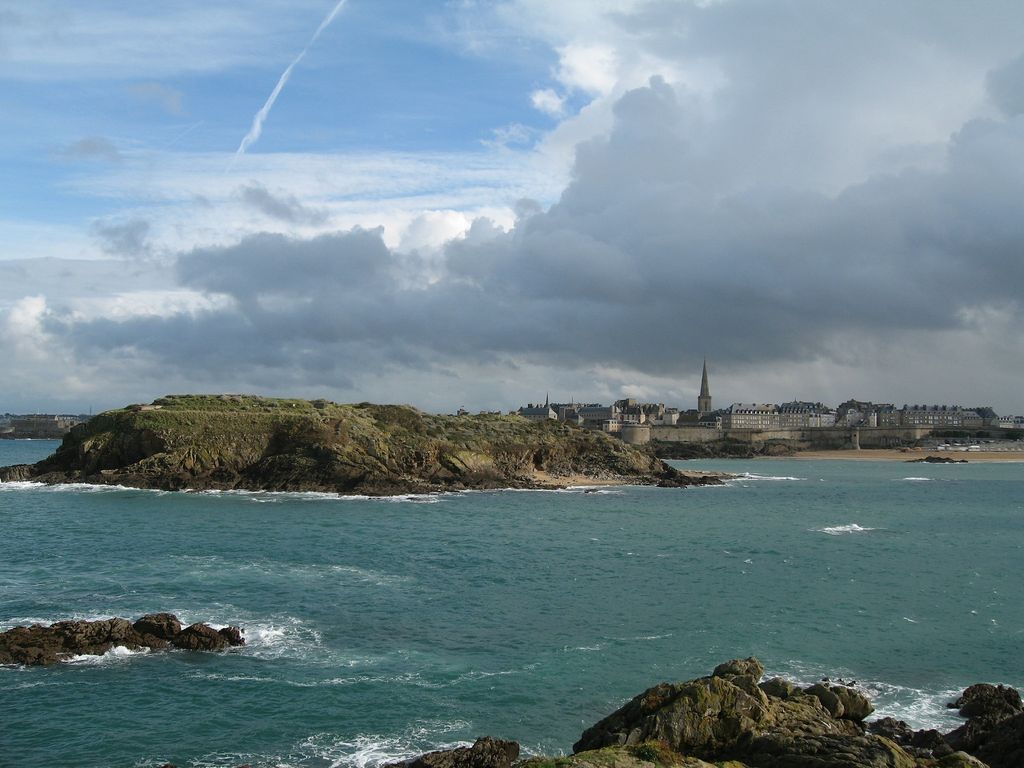 temps gris et humide le long des côtes de la Manche