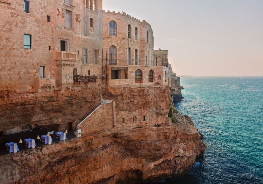 Ristoranti più strani d'Italia La famosa Grotta Palazzese a Polignano a Mare, in Puglia