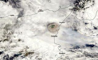 Llueve cenizas sobre zonas de Sicilia por la erupción del volcán Etna