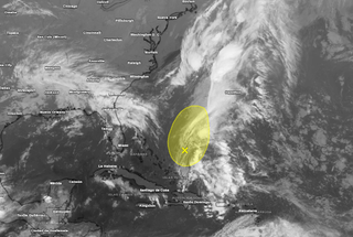 El Centro Nacional de Huracanes vigila a una baja subtropical