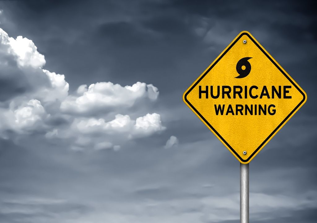 Letrero con advertencia de huracán