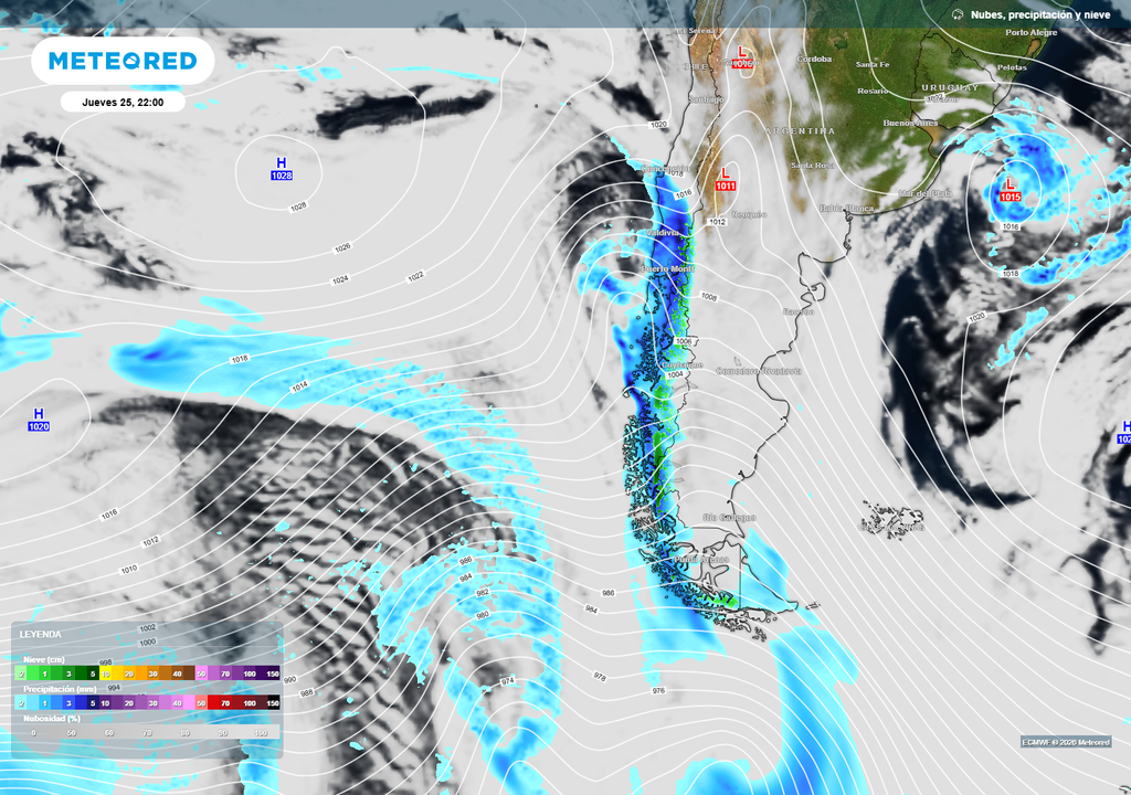 El sistema frontal, que llegará el jueves (25), dejará precipitaciones entre Magallanes y el Ñuble. Una onda corta en su retaguardia reactivará sus precipitaciones para dejar más lluvias y nevadas en sectores de la Patagonia, de Los Lagos y de Los Ríos durante el viernes.