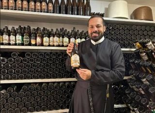 Cerveja abençoada: máquinas holandesas de 1907 ainda produzem bebida no subsolo de igreja em MG