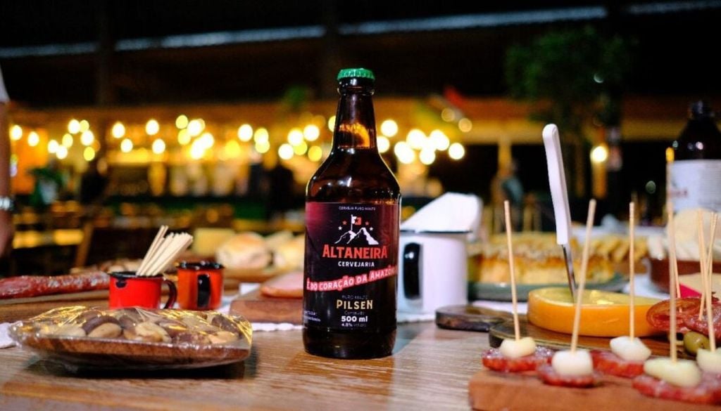 Da Amazônia para o copo: a Altaneira é uma cerveja produzida em Rio Branco (AC) que vem conquistando espaço e reforçando a identidade acreana no mercado cervejeiro. Da Amazônia para o copo: a Altaneira é uma cerveja produzida em Rio Branco (AC) que vem conquistando espaço e reforçando a identidade acreana no mercado cervejeiro. Crédito: Reprodução Cervejaria Altaneira