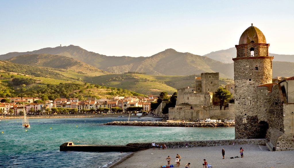Le Château royal de Collioure et l’église Notre-Dame-des-Anges. Le Château royal de Collioure et l’église Notre-Dame-des-Anges.