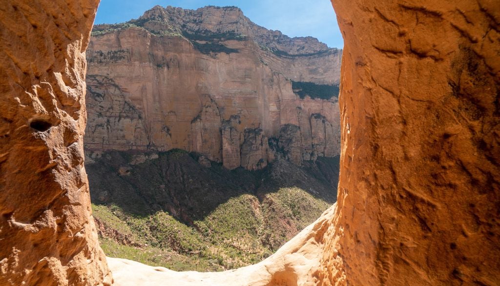 Entrée Église Abuna Yemata Guh Éthiopie Afrique Montagne Falaise Ici, la vue de l'entrée de l'église orthodoxe Abuna Yemata Guh. Il ne faut pas avoir le vertige…