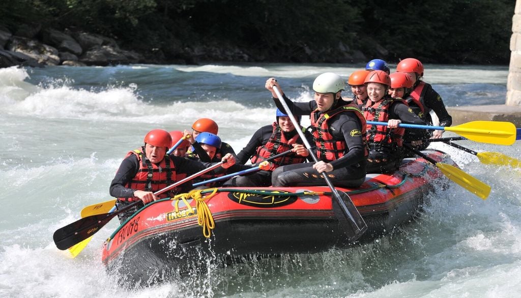 Le rafting est une activité fun à partager en famille ou en groupe. Le rafting est une activité fun à partager en famille ou en groupe.