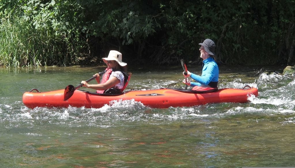 Descente d'une rivière en kayak. Descente d'une rivière en kayak.