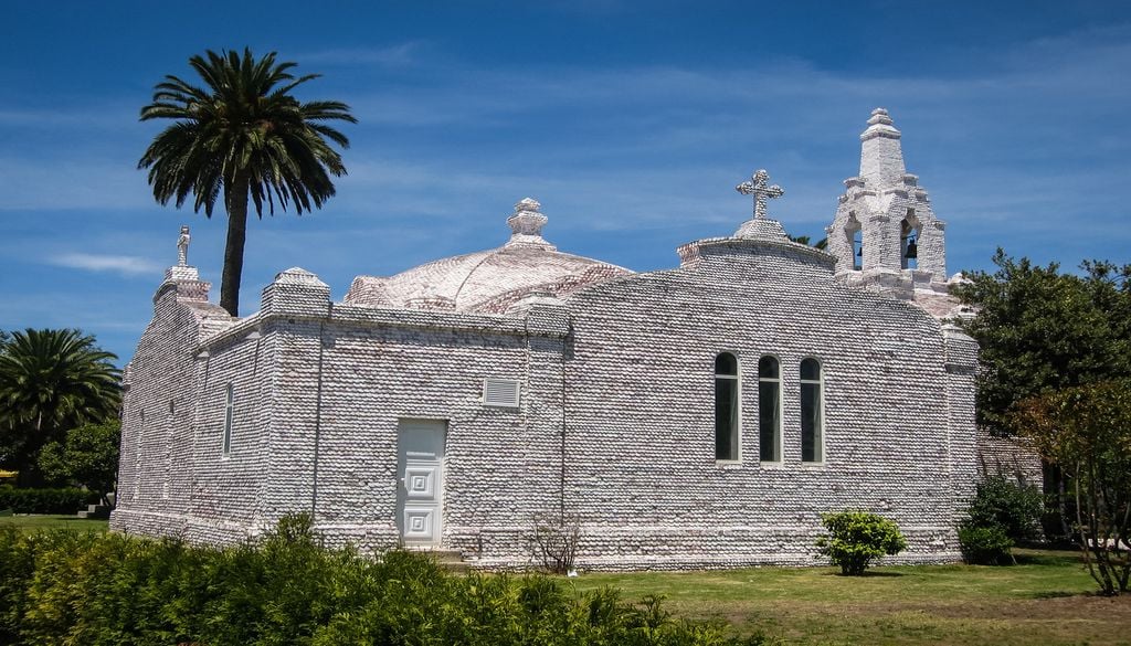 La chapelle San Caralampio dans son écrin de verdure.
