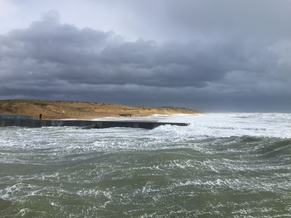 Le ciel sera bien souvent menaçant avec des vents forts sur le littoral de l'ouest et de Méditerranée.