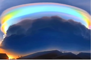 Céu colorido na China com formação de nuvem rara Pileus na cor do arco-íris