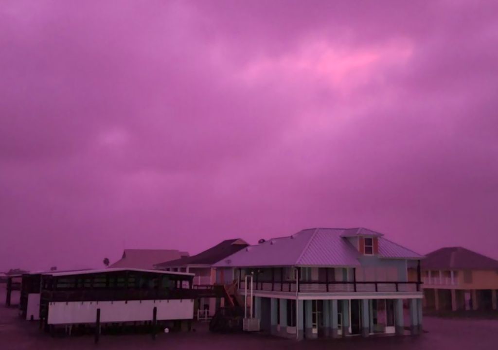 Céu lilás, tornados e destruição: Impactos do furacão Delta