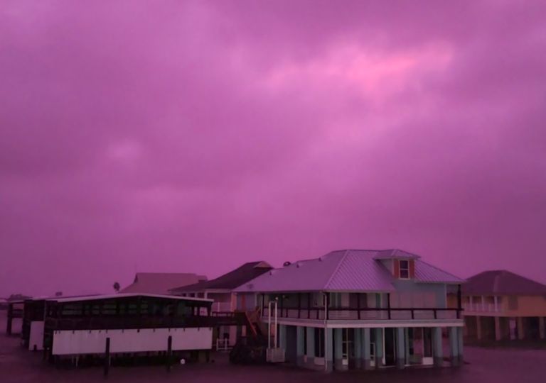 Céu lilás, tornados e destruição: Impactos do furacão Delta Céu lilás, tornados e destruição: Impactos do furacão Delta
