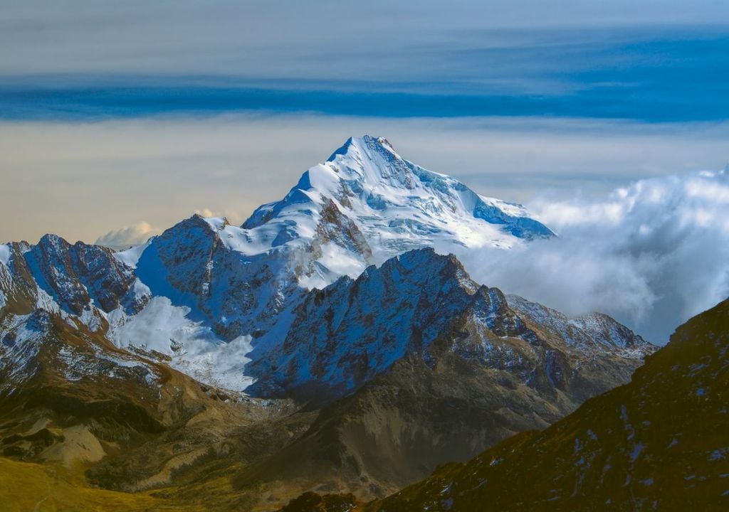 El monte Chacaltaya presente óptimas condiciones para estudiar con mayor claridad la interacción de los rayos cósmicos con la radiación natural, dada su delgada atmósfera.