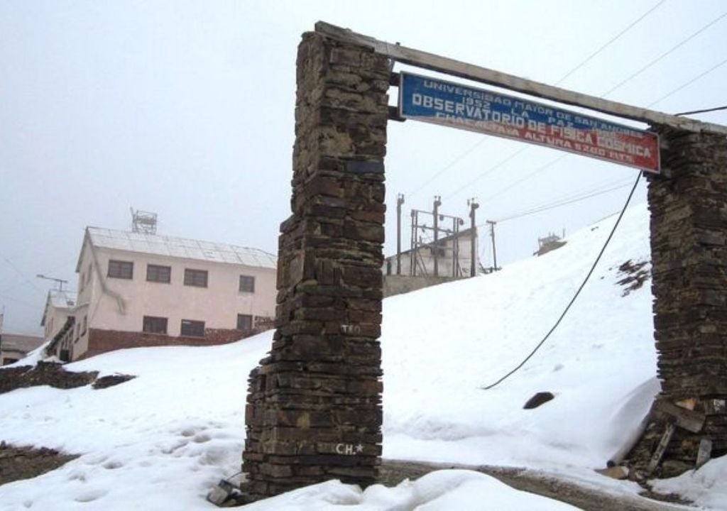 En la imagen, se muestra el Laboratorio de Física Cósmica de Chacaltaya, ubicado a más de 5.000 metros sobre el nivel del mar en la Cordillera Real de Bolivia.