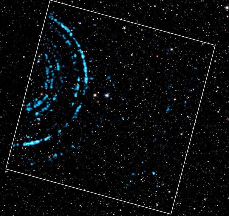 Las imágenes incluyen datos de rayos X del telescopio Chandra y datos ópticos del telescopio Pan-STARRS. La imagen compuesta muestra anillos de rayos X generados por un estallido de rayos gamma (GRB), una fuente brillante de rayos X ubicada fuera de nuestra galaxia. En un fenómeno llamado eco de luz, los rayos X del GRB rebotaron en nubes de polvo en los brazos espirales de nuestra galaxia. Los diámetros de los anillos en los datos de Chandra indican las distancias de las nubes de polvo a la Tierra; los anillos más grandes se generan por nubes de polvo más cercanas a nosotros. El GRB se encuentra en el centro de los círculos que definen los anillos, a la izquierda de los datos de rayos X delimitados por el cuadrado blanco. Rayos X: NASA/CXC/INAF/B. Vaia y col.; Óptico: Pan-STARRS; Procesamiento de imágenes: NASA/CXC/SAO/N.Wolk & P.Edmonds