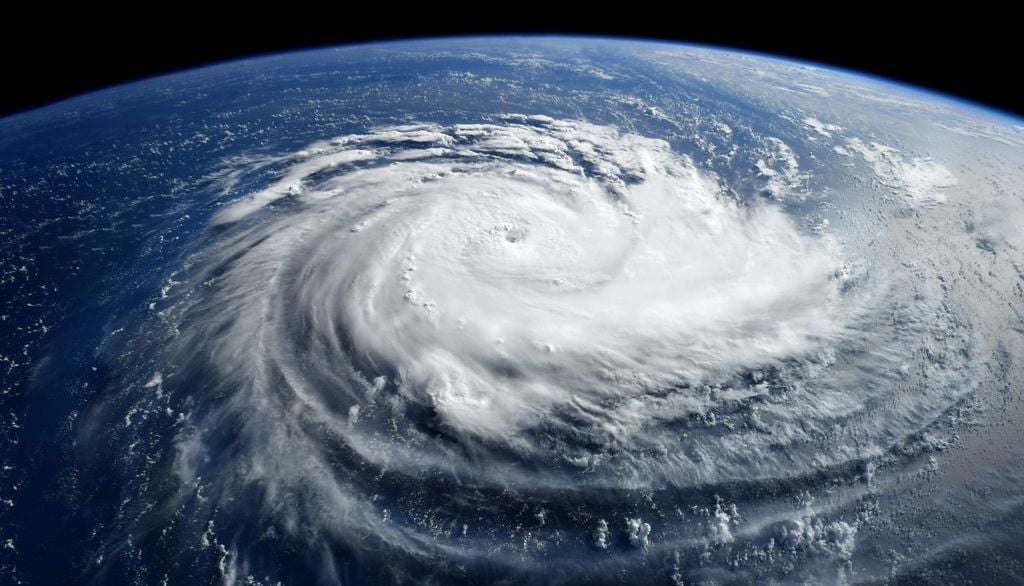L'outflow è spesso visibile nelle immagini satellitari come un'estesa copertura di nubi cirriformi, sottili e filamentose, che si allontanano dal nucleo dell'uragano. È particolarmente pronunciato nei sistemi ben organizzati, dove un outflow simmetrico e ampio indica una buona ventilazione in quota, che favorisce l'intensificazione del ciclone.