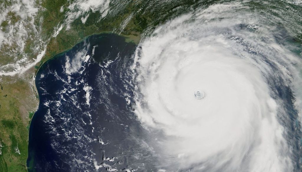Una spettacolare immagine dal satellite a infrarosso del ciclone tropicale Humberto durante il suo approfondimento nelle acque dell'Atlantico tropicale. Si notano le nuvole cirriformi uscire dal nucleo di questo ciclone che rappresentano l'outflow radiale pronto a sostenere l'intera struttura depressionaria.