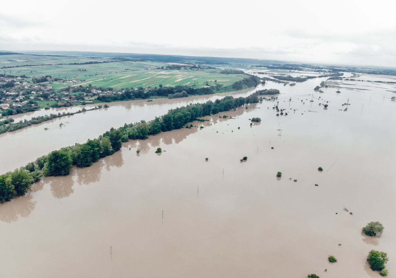 Cheia Rio Dniestre, junto à pequena localidade de Aliche, a cerca de 50 Km a Norte de Ivano-Frankivsk, no Oeste da Ucrânia.