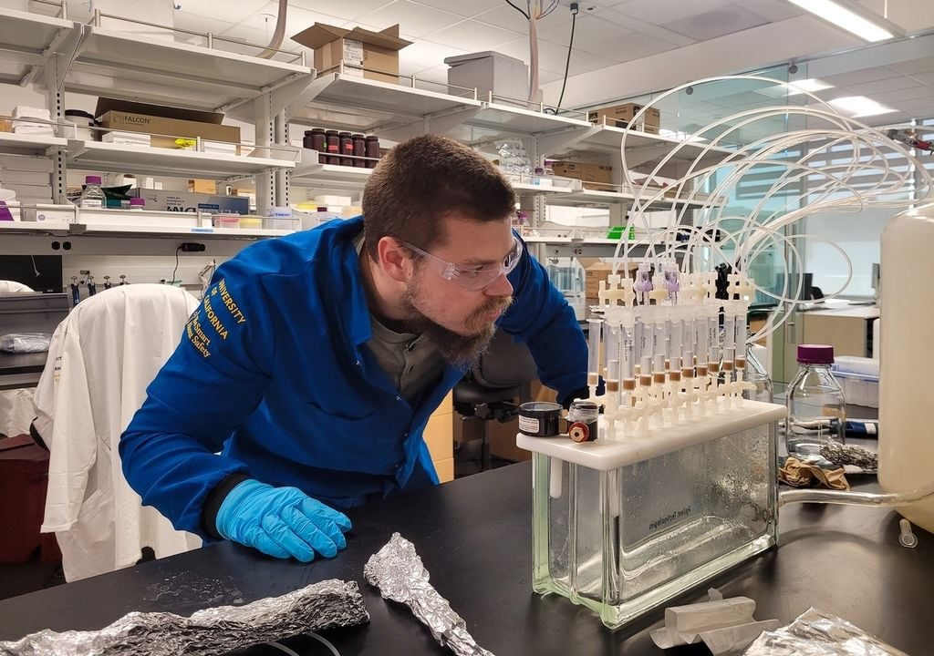 Tilman Schramm, Doktorand an der Universität Tübingen, extrahiert gelöste organische Moleküle aus Meerwasserproben für die Massenspektrometrieanalyse. Tilman Schramm, Doktorand an der Universität Tübingen, extrahiert gelöste organische Moleküle aus Meerwasserproben für die Massenspektrometrieanalyse. Bild: Daniel Petras