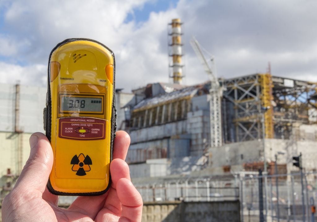 I resti dell'edificio del reattore 4 della Centrale Nucleare di Chernobyl prima della costruzione del nuovo sarcofago esterno, con un misuratore di radioattività in azione.