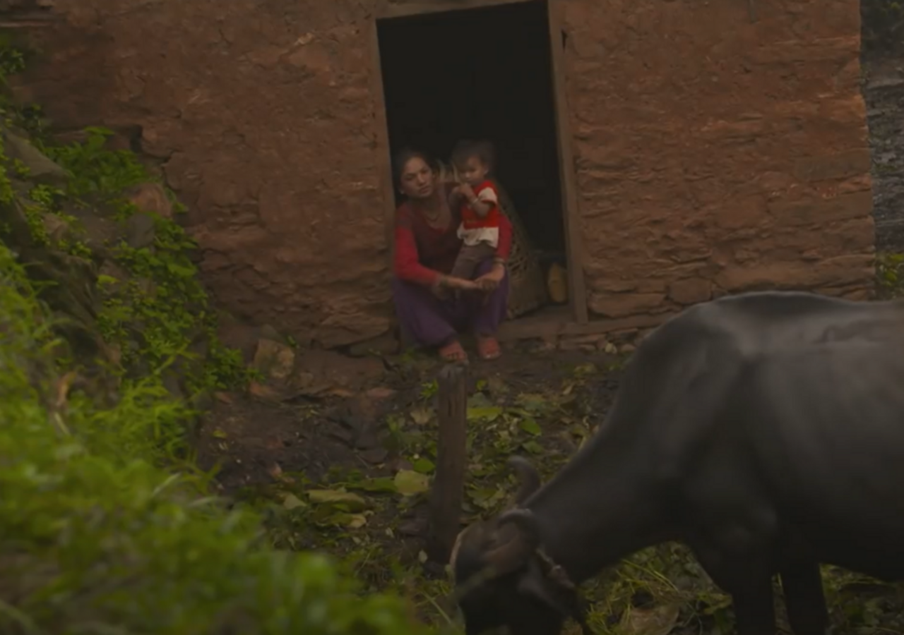 Frau mit Kind in einer Menstruationshütte. Bild: Screenshot NBC News/YouTube